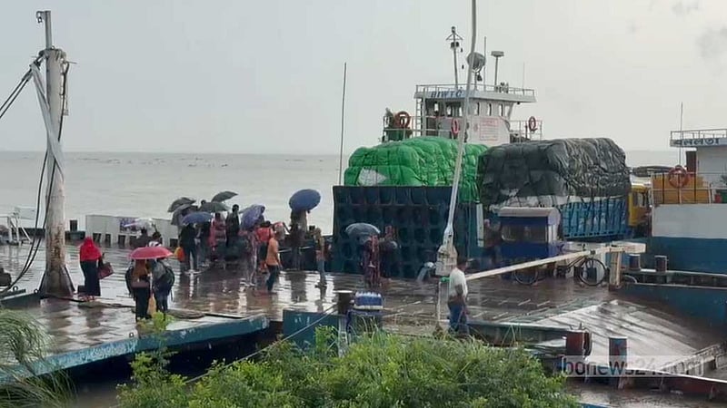 ঝড়ো আবহাওয়া: পৌনে এক ঘণ্টা পর পাটুরিয়া-দৌলতদিয়া ফেরি চালু