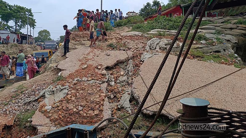 ঈদযাত্রায় পাটুরিয়া ফেরিঘাটে প্রস্তুতি শেষের পথে, ভাঙন ও খাড়া সড়কে ভোগান্তির শঙ্কা