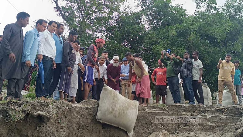 মানিকগঞ্জে পদ্মায় ভাঙন রোধে জিওব্যাগ ডাম্পিং শুরু