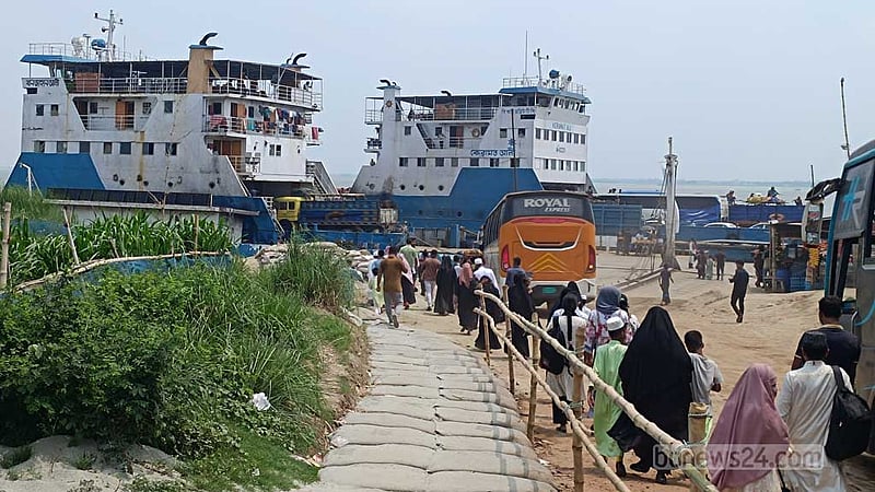 পাটুরিয়ায় এবার সতর্ক ঈদযাত্রা: যাত্রী নামিয়ে যানবাহন উঠছে ফেরিতে