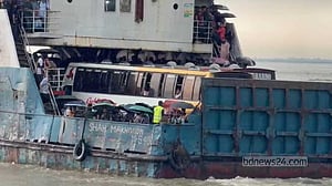 ঝড়ে বন্ধ থাকার পর পাটুরিয়া-দৌলতদিয়ায় ফেরি চলাচল শুরু