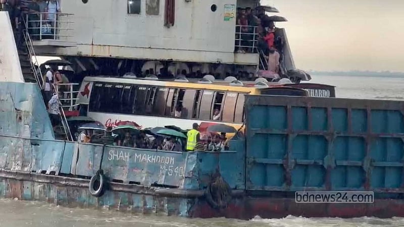 ঝড়ে বন্ধ থাকার পর পাটুরিয়া-দৌলতদিয়ায় ফেরি চলাচল শুরু