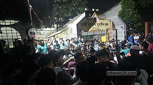 ঢাবির হলে ব্যানার টানানো নিয়ে ছাত্রদল ও হল সংসদ নেতাদের উত্তেজনা
