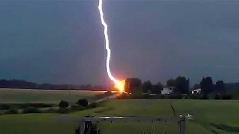বজ্রপাতে স্ত্রীর সামনে স্বামী, ছেলের সামনে বাবার মৃত্যু