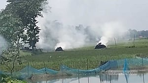 ফুচকা খাওয়া নিয়ে প্রতিপক্ষের গ্রামে গিয়ে হামলা-আগুন, বাদ গেল না বিয়েবাড়িও