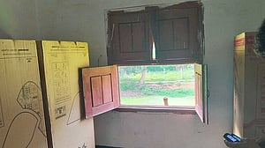 নওগাঁয় জানালার গ্রিল কেটে দোকানের মালামাল লুট
