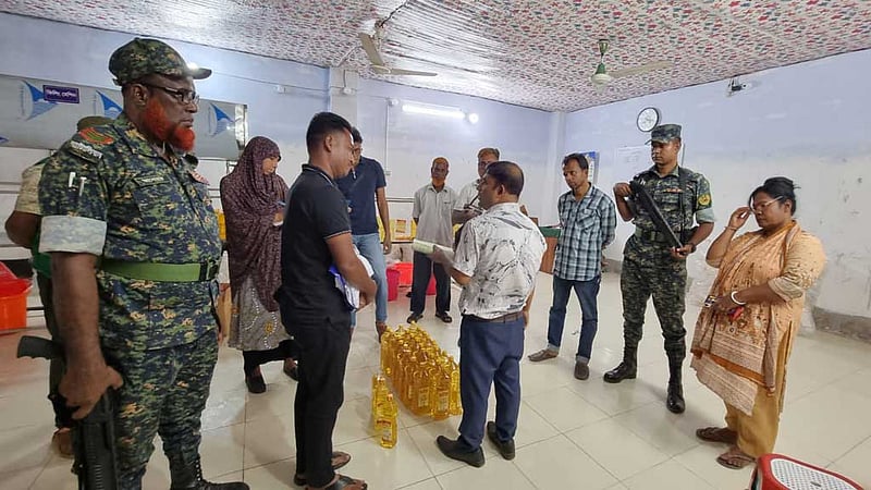 নড়াইলে সয়াবিন তেলের বোতলে ৫ টাকা বেশি, জরিমানা ৫০ হাজার