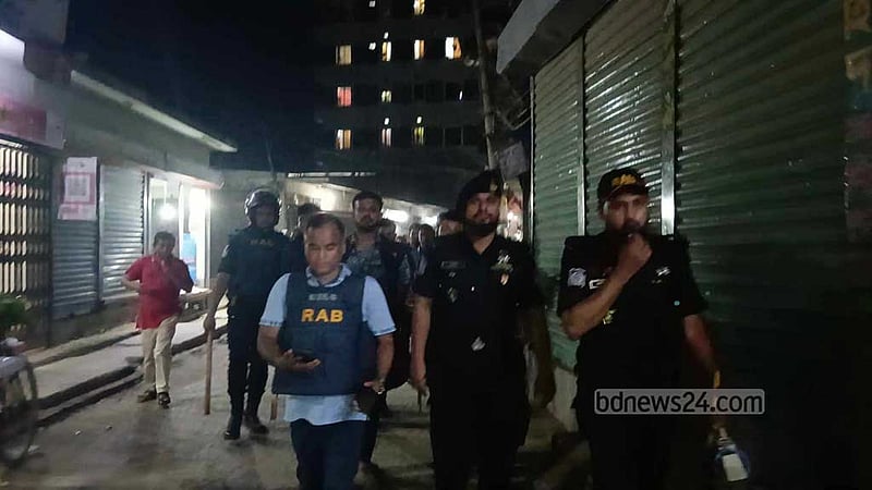 নারায়ণগঞ্জে র‌্যাবের ওপর হামলা: রাতে সাড়াশি অভিযানে মাদকসহ আটক ১০