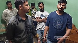 পুলিশের সাবেক সদস্যের বাড়িতে ‘লুটপাট’, আটক ৫ জনকে ছিনিয়ে নিল সহযোগীরা