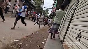 ঝগড়ার মীমাংসা করতে গিয়ে সংঘর্ষে জড়াল স্বেচ্ছাসেবক দলের দুপক্ষ