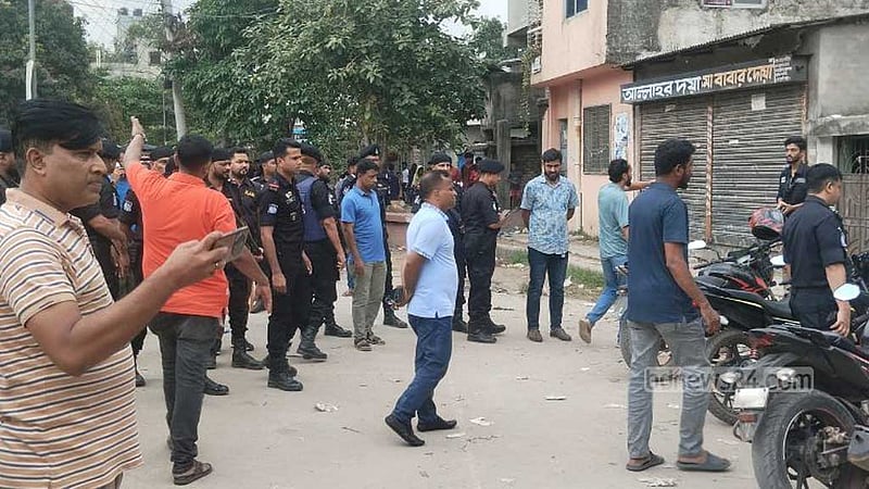 নারায়ণগঞ্জে অভিযানের সময় র‌্যাবের ওপর হামলা, আহত ৩