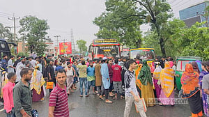 শ্রমিকদের ঢাকা-চট্টগ্রাম মহাসড়ক অবরোধ, কাঁদানে গ্যাস ছুড়ে সরাল পুলিশ