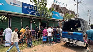 নরসিংদীতে দোকানে ঢুকে ব্যবসায়ীকে কুপিয়ে হত্যা