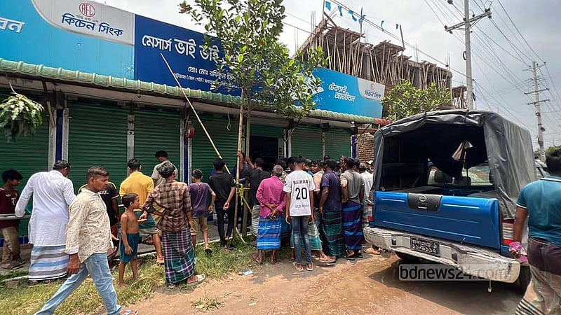 নরসিংদীতে দোকানে ঢুকে ব্যবসায়ীকে কুপিয়ে হত্যা