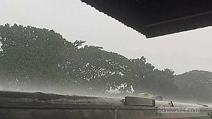 নরসিংদীতে বজ্রপাতে ট্রেনের ছাদে থাকা যাত্রীর মৃত্যু