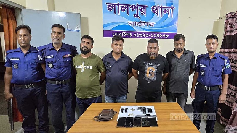 নাটোরে বিদেশি পিস্তল-গুলিসহ আটক ৪, দৌড়ে পালিয়েছেন আরেকজন