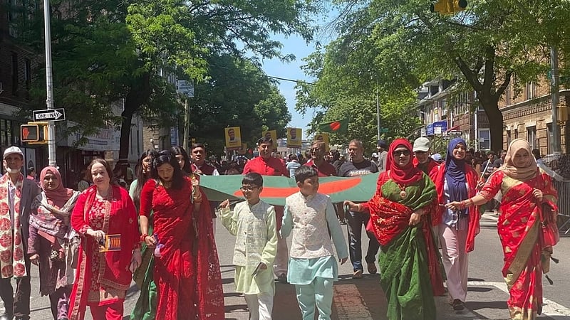 নিউ ইয়র্কে বর্ণিল ‘বাংলাদেশ ডে প্যারেড’
