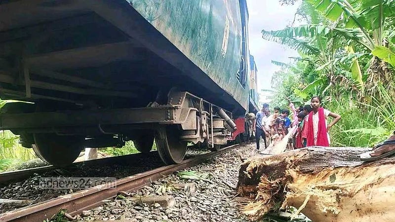 নীলফামারীতে ‘খুলনা মেইল এক্সপ্রেস’ লাইনচ্যুত, সৈয়দপুর-চিলাহাটি ট্রেন বন্ধ
