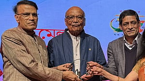 নিউ ইয়র্কে আন্তর্জাতিক বইমেলায় সাহিত্য পুরস্কার পেলেন আব্দুন নূর