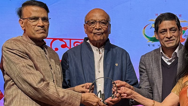 নিউ ইয়র্কে আন্তর্জাতিক বইমেলায় সাহিত্য পুরস্কার পেলেন আব্দুন নূর