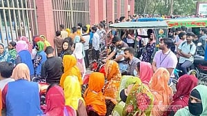 পরিবহন ভাড়া বৃদ্ধির প্রতিবাদে ঈশ্বরদী ইপিজেড শ্রমিকদের বিক্ষোভ