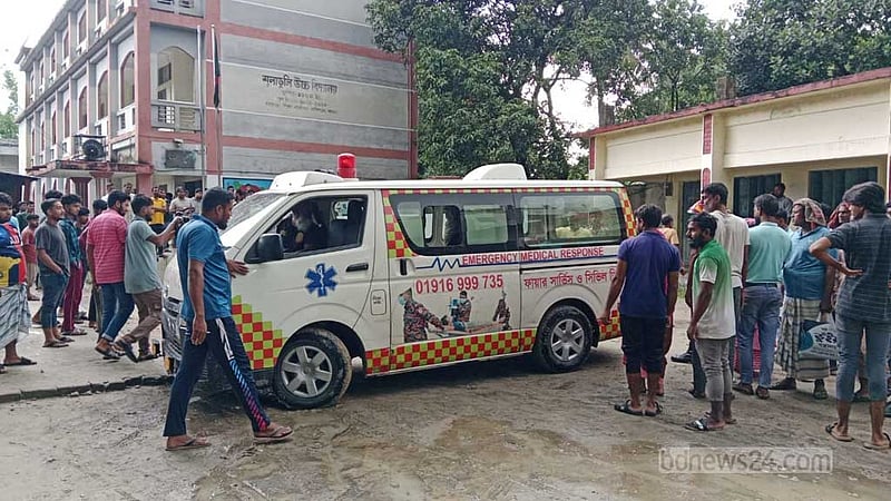 পাবনায় শ্রেণিকক্ষে ‘বিষাক্ত গ্যাসের’ আতঙ্ক, অর্ধশতাধিক ছাত্রী হাসপাতালে