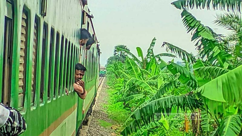 পাবনায় চলন্ত মধুমতি এক্সপ্রেসের ৪ বগি বিচ্ছিন্ন