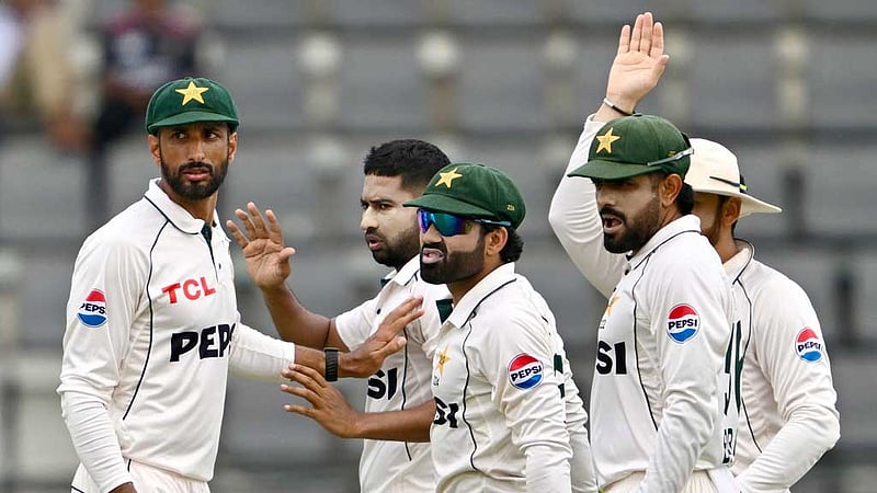 বাংলাদেশের বিপক্ষে হোয়াইটওয়াশড পাকিস্তান দলকে ধুয়ে দিলেন আকমাল