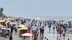 ঈদের ছুটি: খুব বেশি কোলাহল নেই কুয়াকাটায়