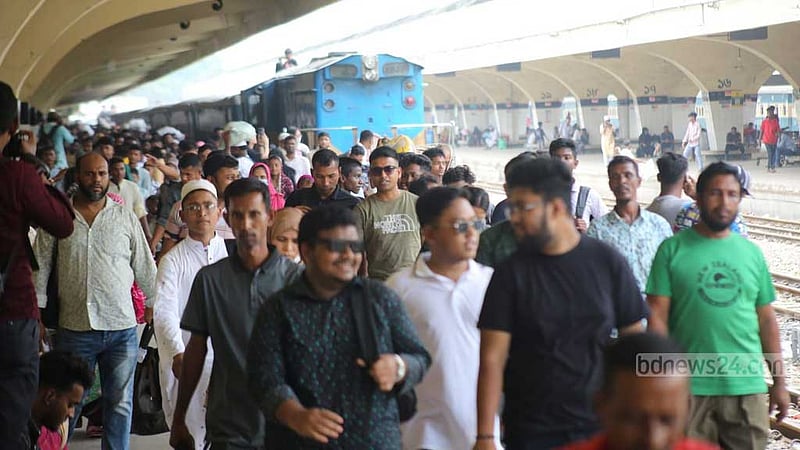 ঈদ কাটিয়ে ঢাকার পথে মানুষ, বেড়েছে গাড়ি চলাচল