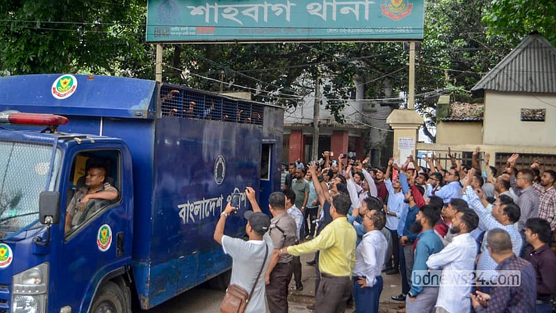 ঢাকা মেডিকেলে দালাল সন্দেহে ৪০ জন আটক