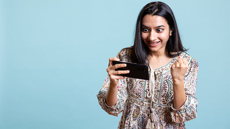 পোস্ট করার পর যে কারণে বারবার চোখ চলে যায় ফোনে