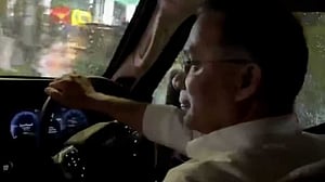 প্রধানমন্ত্রী গাড়ি চালিয়ে এলেন অনুষ্ঠানস্থলে