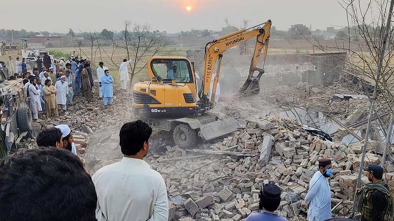 পাকিস্তানে আত্মঘাতি গাড়ি বোমা হামলায় ১৫ পুলিশ সদস্য নিহত