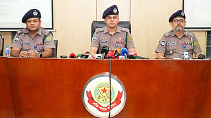 ‘বোরকা পরে’ প্রাথমিক শিক্ষা অধিদপ্তরে আগুন দেয় পরিচ্ছন্নতাকর্মী: পুলিশ