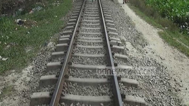 চাঁপাইনবাবগঞ্জে ট্রেনের ধাক্কায় তরুণীর মৃত্যু