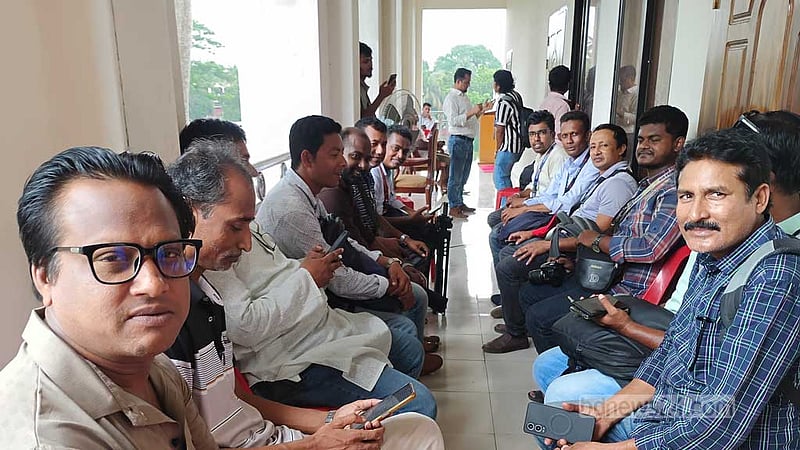 রাজবাড়ীতে মন্ত্রীর অনুষ্ঠানে ঢুকতে না পেরে সাংবাদিকদের ক্ষোভ