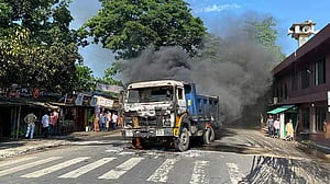 রাস্তা পার হতে গিয়ে প্রাণ গেল ব্যবসায়ীর, ২ ডাম্প ট্রাক পোড়াল জনতা