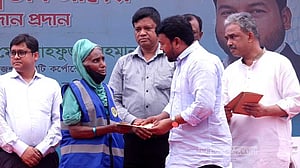 প্রধানমন্ত্রীর ঈদ উপহার পেলেন রাজশাহী সিটির ১২৩৭ পরিচ্ছন্নতা কর্মী