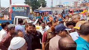 রংপুরে নির্বাচনের দাবিতে মোটর শ্রমিকদের সড়ক অবরোধ