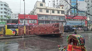 ঢাকার নর্দায় দুই বাসের সংর্ঘষে ৪ জনের প্রাণহানি