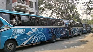ধামরাইয়ে চলন্ত বাস থেকে শিক্ষার্থীকে ফেলে দেওয়ার অভিযোগ, মাথায় ১৫ সেলাই