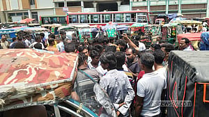 পুলিশের বিরুদ্ধে ‘চাঁদাবাজির’ অভিযোগ: সাভারে রিকশা চালকদের অবরোধ