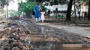 হাট শেষ, আবর্জনা রয়ে গেছে