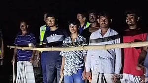 সিরাজগঞ্জে গরু চুরি ঠেকাতে ‘বাঁশকল পদ্ধতি’, রাতে পাহারায় পুলিশ-গ্রামবাসী