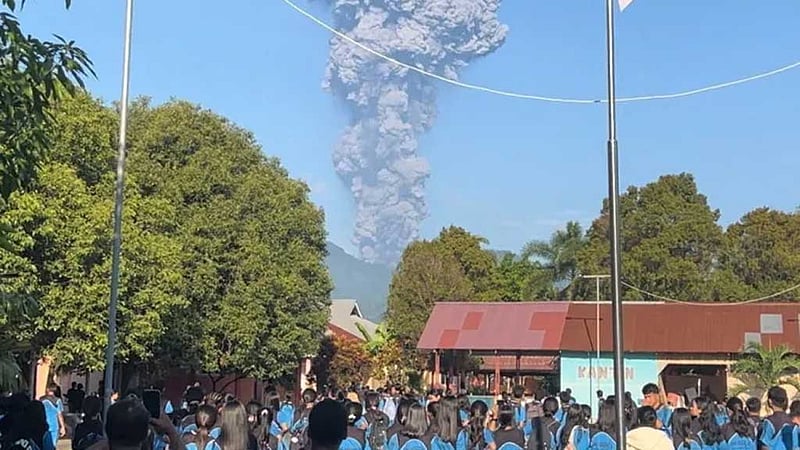 ইন্দোনেশিয়ায় আগ্নেয়গিরির অগ্ন্যুৎপাতে ৩ জনের প্রাণহানি