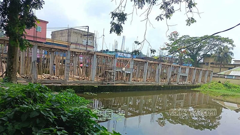 সিলেটে পুকুর ভরাট করে মার্কেট নির্মাণে স্থিতাবস্থার নির্দেশ