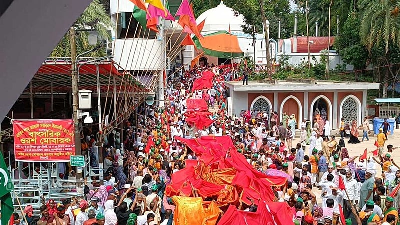 গিলাফ বদলানোর মধ্য দিয়ে শাহজালালে ওরস শুরু, গরু দিলেন প্রধানমন্ত্রী