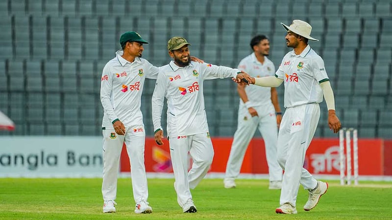 পাকিস্তানকে ৪৩৭ রানের ভার চাপিয়েও সন্তুষ্ট নয় বাংলাদেশ