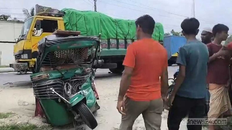 টাঙ্গাইলে ট্রাকের সঙ্গে সংঘর্ষে অটোরিকশা চালকসহ নিহত ২